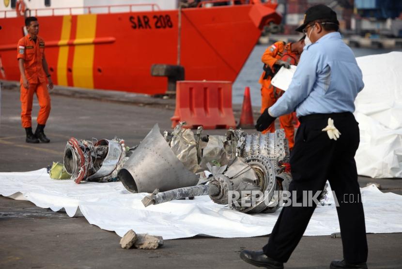 Petugas mengecek puing pesawat Lion Air JT-610 yang jatuh di Tanjung Priok, Jakarta, Rabu (7/11).