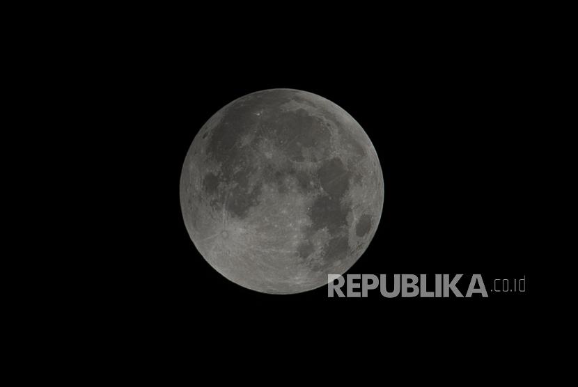 Fase awal fenomena gerhana bulan total terlihat di wilayah Bekasi, Jawa Barat, Sabtu (28/7).
