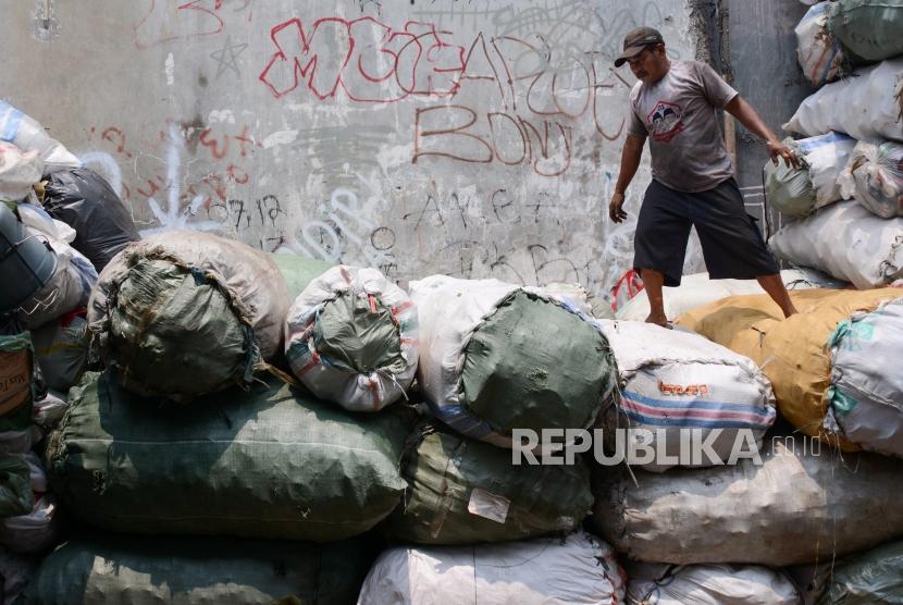 Pekerja merapikan sampah plastik yang sudah dipilih di tempat pengepul sampah, Jalan Tanjung Selor, Jakarta Pusat, Rabu (18/9/2019).