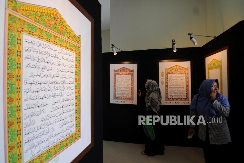Mushaf Qur'an Betawi. Warga melihat pameran lukisan Mushaf Qur'an Betawi pada kegiatan Hajatan Betawi di Universitas Islam As-Syafi'iyah, Pondok Gede, Bekasi, Jawa barat, Sabtu (11/11).