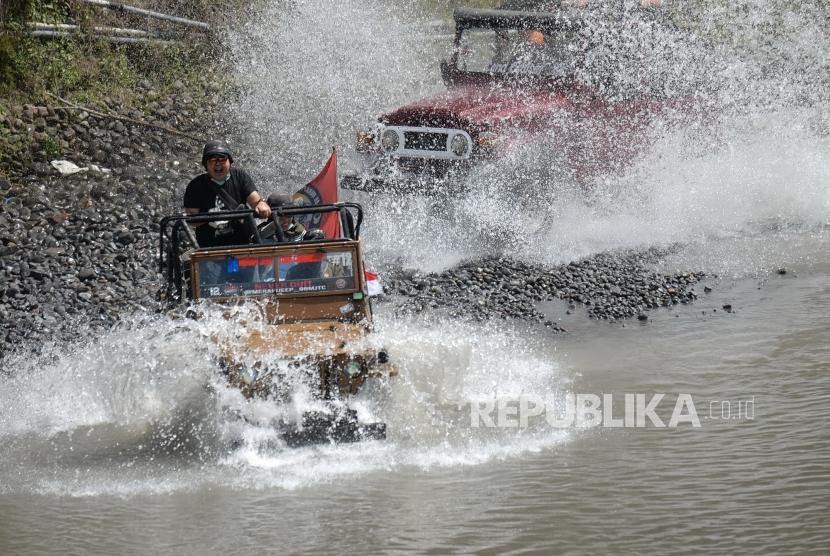 Persepsi Wisata Halal Hanya untuk Muslim tidak Benar. Wisatawan menaiki mobil offroad wisata di kawasan Kali Kuning, Cangkringan, Sleman, Yogyakarta (ilustrasi).