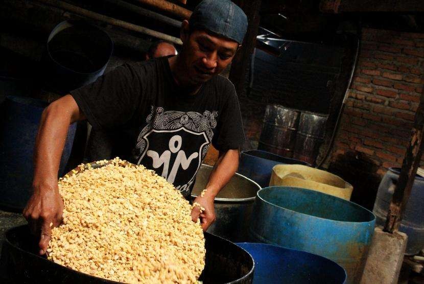 Pekerja memproses kedelai menjadi tempe di salah satu industri rumahan di Bekasi, Jawa Barat, (ilustrasi). 