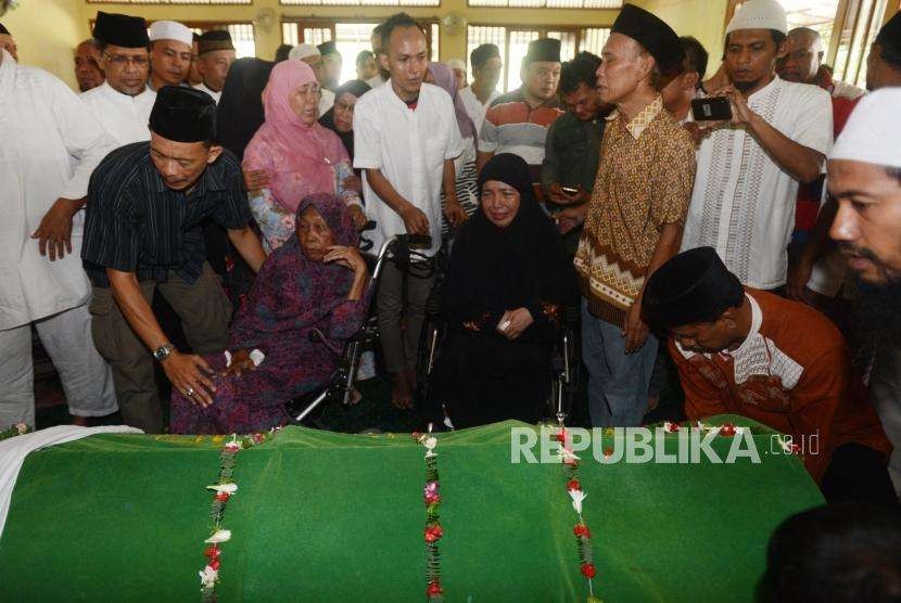 Istri almarhum salah satu pendiri Partai Keadilan Sejahtera Yusuf Supendi, Umi Widhiyani (ketiga kanan) menangis usai pelaksanaan shalat jenazah di Pekayon, Pasar Rebo, Jakarta Timur, Jumat (3/8).