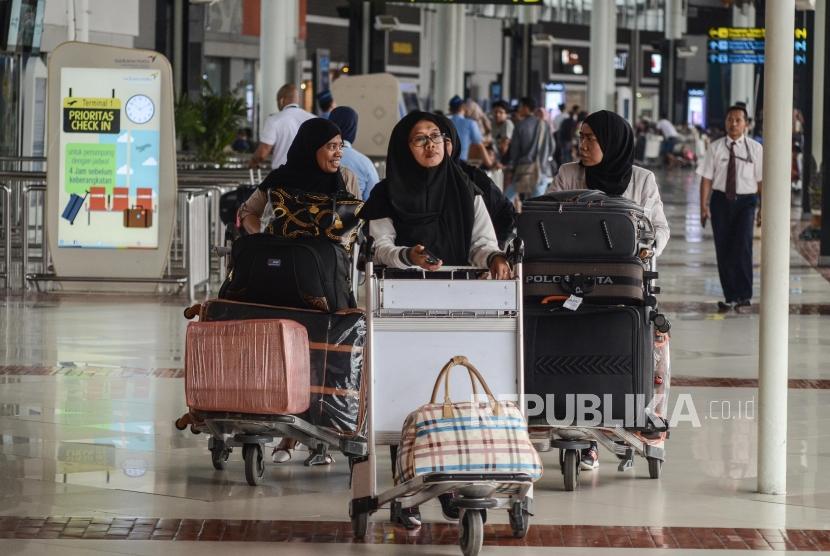 Some travelers at Soekarno-Hatta Iinternational Airport, Tangerang.