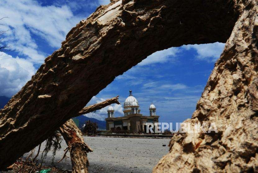 Akibat gempa bumi dan gelombang tsunami yang terjadi pada 28 September lalu, membuat Masjid Arkam Babu Rahman (masjid Apung) yang terletak di pantai Talise, Palu Sulawesi Tengah, nampak rusak, Sabtu (13/10).