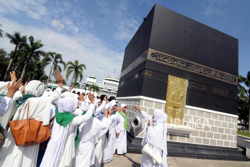 Sejumlah warga mengikuti kegiatan manasik haji di Asrama Haji Pondok gede, Jakarta.