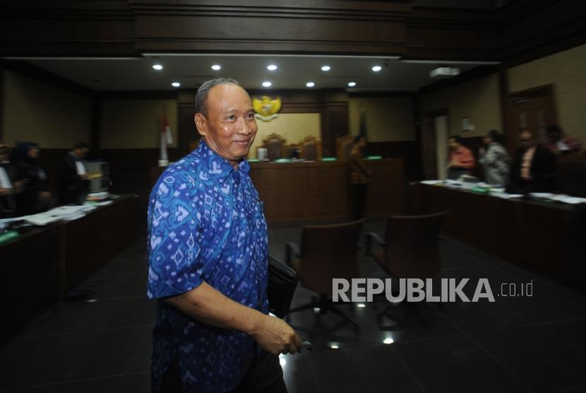 Terpidana  Sugiharto berjalan  usai memberikan keterangan sebagai saksi untuk kasus tindak pidana korupsi KTP Elektronik Setya Novanto  dalam sidang lanjutan di Pengadilan tindak pidana korupsi, Jakarta, Kamis (25/1).