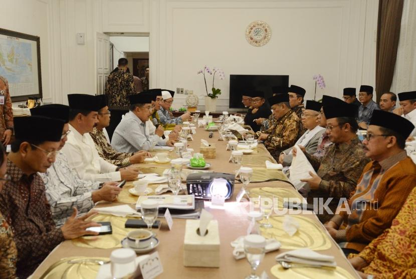 Wakil Presiden Jusuf Kalla saat menggelar pertemuan dengan sejumlah pimpinan organisasi masyarakat Islam di Jakarta, Jumat (26/10).