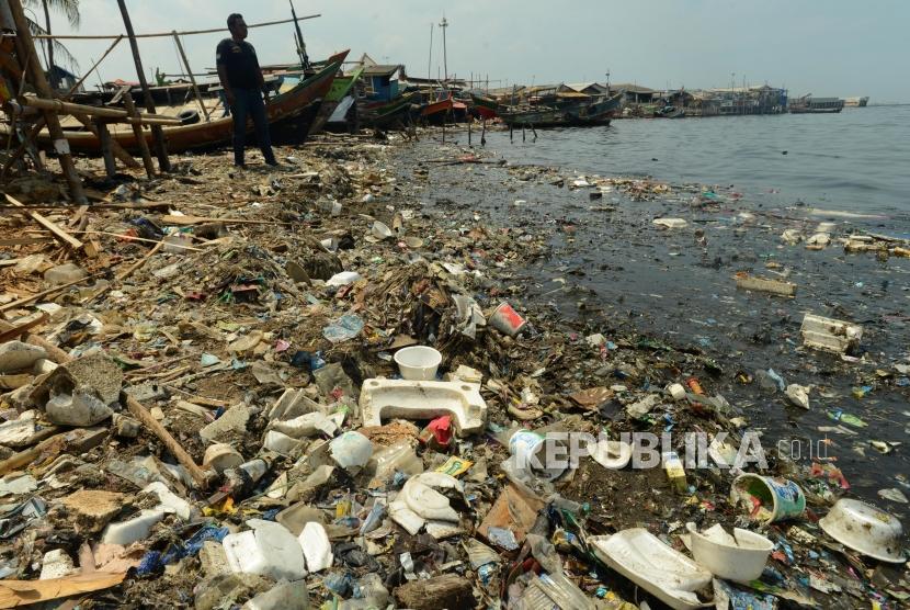 Sejumlah sampah mengalir ke perairan teluk Jakarta di Cilincing, Jakarta Utara, Kamis (22/11).