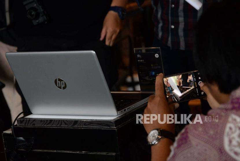 Jurnalis mengambil gambar laptop tebaru HP Joy 2 saat peluncurannya di Jakarta, Selasa (2/10).
