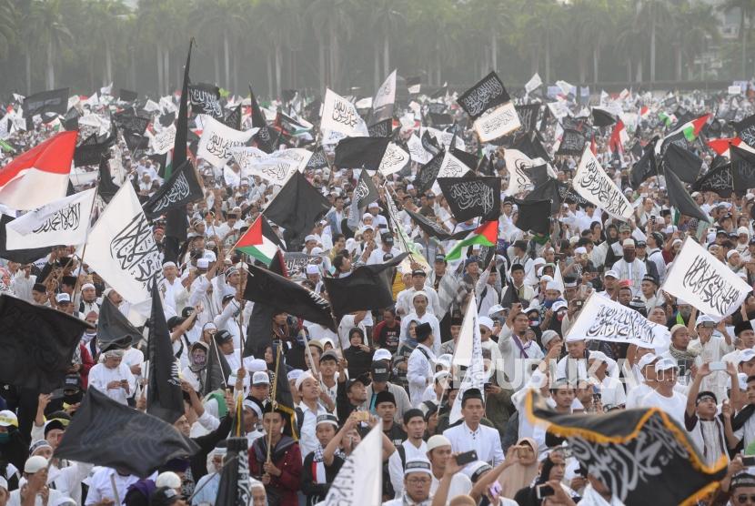 Sejumlah massa dari berbagai organisasi islam mengikuti  reuni aksi 212 di Lapangan Monumen Nasional, Jakarta, Ahad, (2/12).