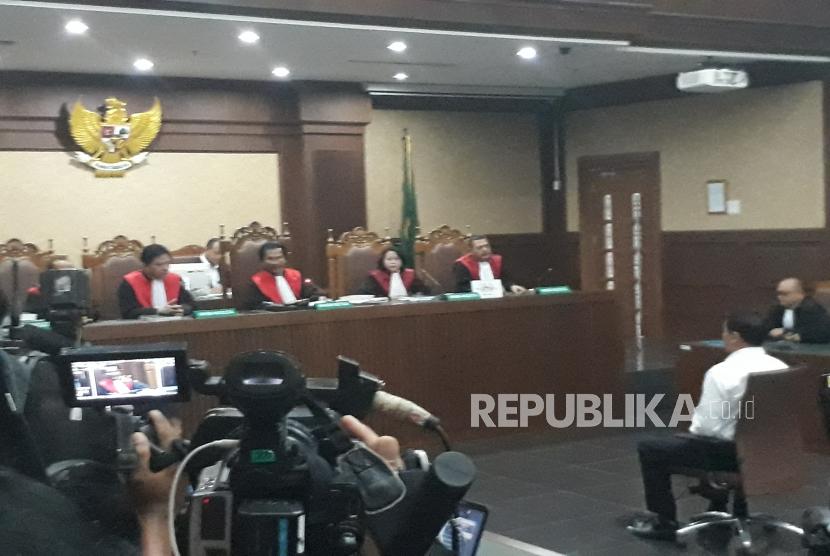 Terdakwa kasus korupsi proyek pengadaan KTP-elektronik (KTP-el) Andi Agustinus atau Andi Narogong menjalani sidang putusan di Pengadilan Tindak Pidana Korupsi Jakarta, Kamis (21/12).