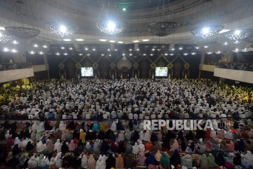 Sejumlah umat Islam saat mengikuti acara Dzikir Nasional di Masjid Agung At Tin, Jakarta, Senin (31/12).