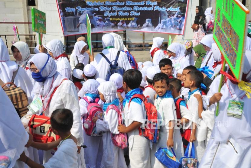Kemenag Target Bangun 248 Balai Nikah dan Manasik Haji . Foto: Peserta mengantri saat mengikuti pendidikan manasik haji di Bekasi, Jawa Barat, Senin (16/9).