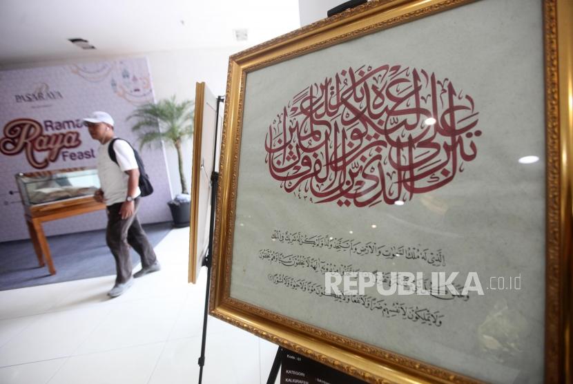 Kaligrafi yang dipajang saat pameran Alquran di Ramadhan Raya Feast, Pasaraya Blok M, Jakarta, Ahad (3/6).