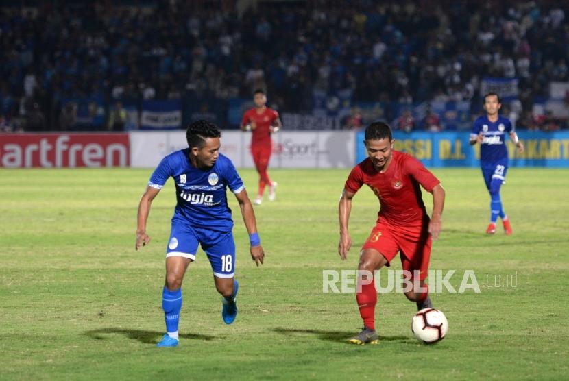 Pemain Timnas U-23 Gian Zola Nasrullah (kanan) mencoba melewati pemain PSIM saat uji coba antara Timnas U-23 dengan PSIM di Stadion Sultan Agung, Bantul, Yogyakarta, Rabu (2/6/2019).
