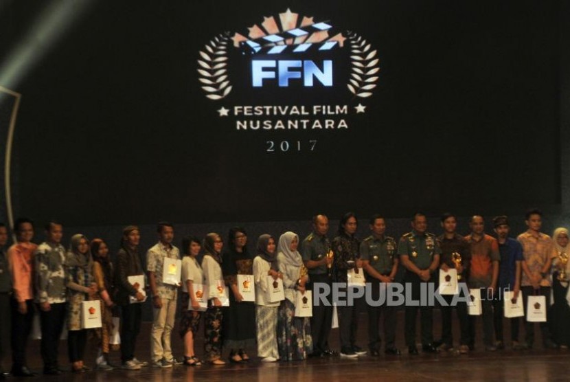 Panglima TNI Gatot Nurmayanto (keenam kanan) bersama jajarannya foto bersama pemenang pada malam penganugerahaan Festival Film Nusantara di Taman Ismail Marzuki, Cikini, Jakarta Pusat, Selasa (10/10).  