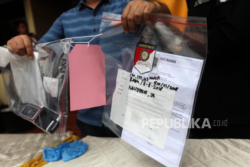 Petugas memperlihatkan barang bukti saat rilis terkait kasus premanisme Hercules di Halaman Polres Jakarta Barat, Jumat (23/11).