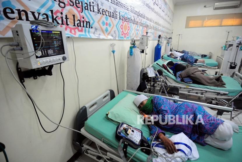 Sejumlah calon jamaah haji yang mengalami keluhan penyakit beristirahat di Poliklinik Asrama Haji Bekasi, Bekasi, Jawa Barat, Rabu (25/7).