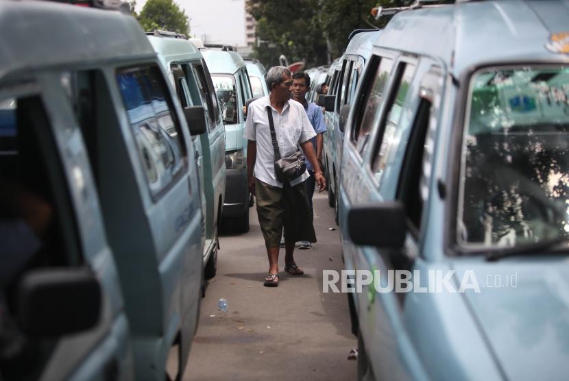 Aktivitas sopir angkot jurusan Tanah Abang saat menunggu rekannya bertemu dengan Pemprov DKI di Balai Kota, Jakarta, Rabu (31/1).