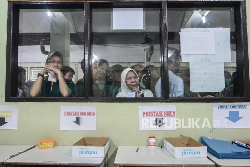 Pendaftaran PPDB online SMA.Sejumlah orang tua dan Calon Siswa mengantre untuk mendaftar Penerimaan Peserta Didik Baru (PPDB) 2019 tingkat SMA-SMK di SMAN 2 Bekasi, Jawa Barat, Senin (17/6).