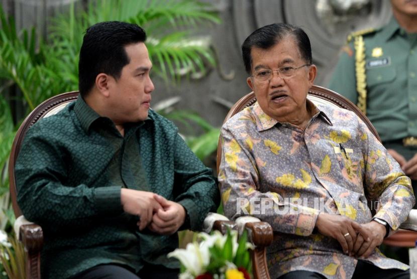 Wakil Presiden  sekaligus Ketua Pengarah Asian Games 2018, Jusuf Kalla (kanan) bersama Ketua Palaksana Asian Games 2018 Erick Thohir hadir pada penandatangaan kerjasama sponsor Asian Games 2018 di Istana Wapres, Jakarta, Rabu (6/12).