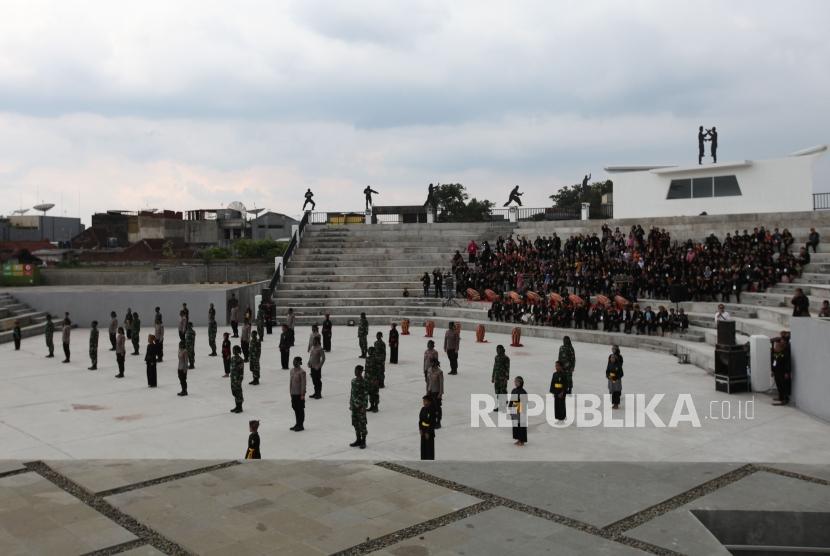 Pertunjukan seni dan budaya ditampilkan saat Presiden Joko Widodo meninjau Alun-alun kota Cianjur, Jawa barat, Jumat (8/2).