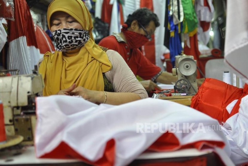 Seorang penjahit menyelesaikan pembuatan bendera merah putih di Pasar Senen, Jakarta, Rabu (9/8). Menjelang 17 Agustus peringatan Hari Kemerdekaan ke-72 Republik Indonesia pemesanan bendera merah putih di Pasar Senen meningkat hingga 100 persen. Foto: Mahmud Muhyidin/ Republika
