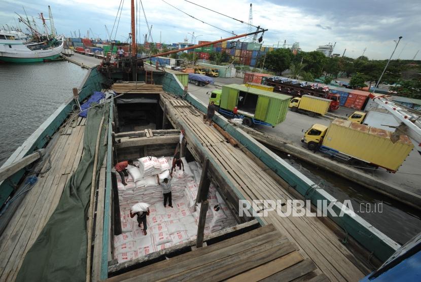 Pekerja membongkar muat  berbagai barang di Pelabuhan Sunda Kelapa, Jakarta, Sabtu (25/11).