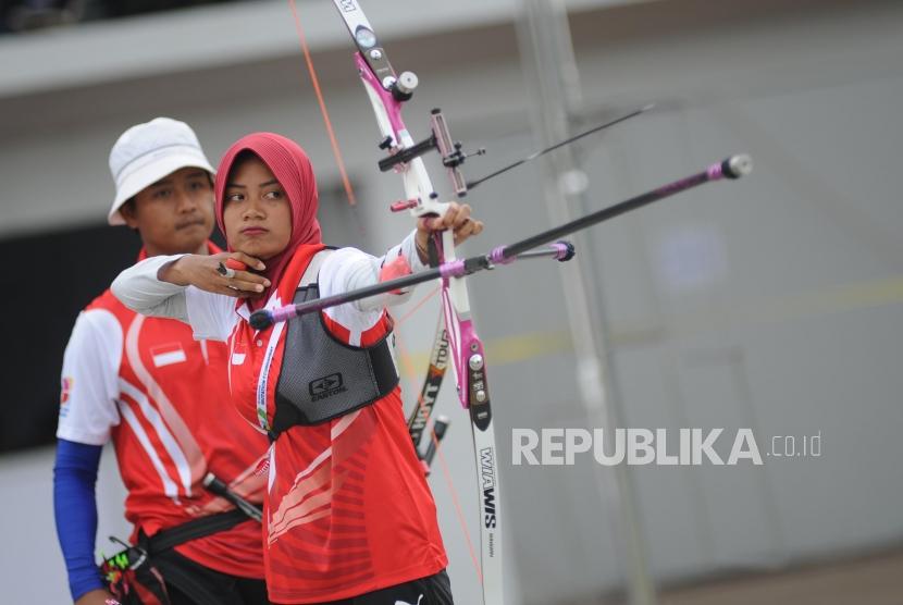 Tim panahan Indonesia Recurve beregu campuran Diananda Chairunnisa  saat berlaga dalam final Invititaion Tournamet  Asean Games 2018 di Lapangan Panahan, Gelora Bung Karno, Jakarta, Rabu (13/2).