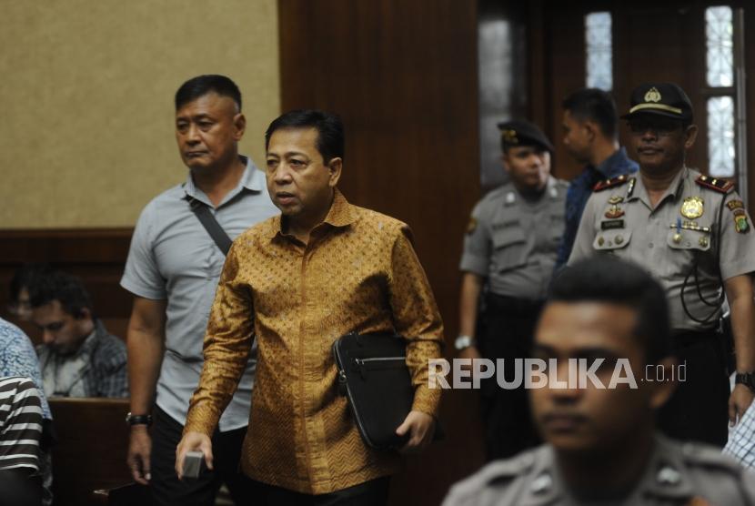 Terdakwa kasus tindak pidanda korupsi KTP Elektronik Setya Novanto  memasuki ruangan persidangan untuk mengikuti sidang lanjutan di Pengadilan tindak pidana korupsi, Jakarta, Kamis (18/1).