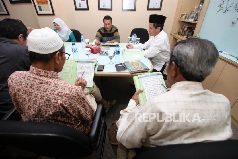 Peserta membaca Al-quran saat mengikuti pelatihan 30 menit bisa membaca Al-quran di Kantor Harian Republika, Jakarta, Sabtu (27/1).