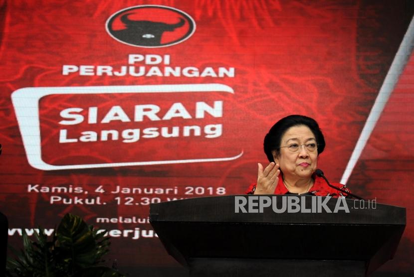 Ketua Umum PDIP Megawati Soekarnoputri saat memberikan sambutan pada acara pengumuman rekomendasi pasangan calon gubernur dan wakil gubernur PDIP di Kantor PDIP Jakarta, Kamis (4/1).