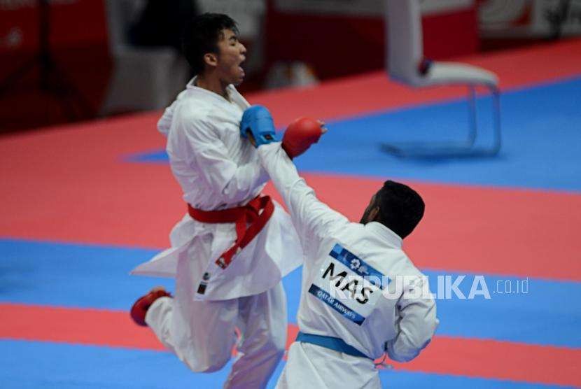 Karateka Indonesia Arrosyiid Rifki Ardiansyah (sabuk merah) saat melawan karateka Malaysia Prem KumarSelvam pada babak semi final cabang olahraga karate Asian Games 2018 kategori kelas 55 kilogram di JCC Plennary Hall, Jakarta, Ahad (26/8).