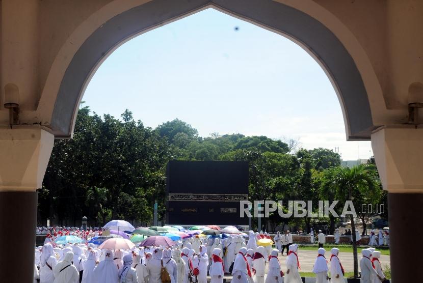 Sejumlah warga mengikuti kegiatan manasik haji di Asrama Haji Pondok Gede, Jakarta.