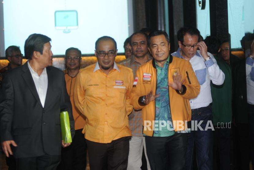 Sekjen Partai Hanura versi Daryatmo, Sarifudin sudding(kedua Kanan) bersama kader partai Hanura usai  bertemu dengan Menteri Hukum dan HAM Yasona Laoly di Gedung Kementrian Hukum dan HAM, Jakarta, Jumat, (19/1).