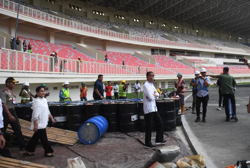 Presiden Joko Widodo (kanan) didampingi Ibu Negara Iriana Joko Widodo (kedua kiri) meninjau proses pembangunan Stadion Papua Bangkit di Jayapura, Papua, Senin (1/4/2019).