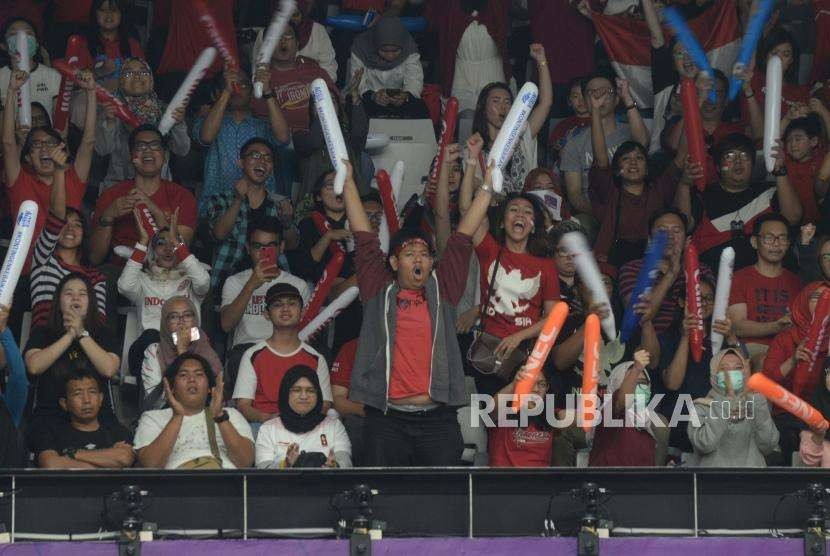 Ekpresi pendukung tim nasional Indonesia  saat menyaksikan  pertandingan  Final Bulutangkis Asian Games di Istora Senayan, Jakarta, Kamis (30/8).
