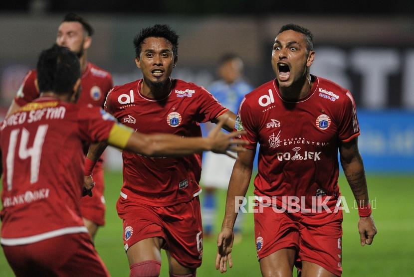 Pemain Persija Jaime Xavier (kanan) melakukan selebrasi seusai mencetak gol ke gawang Persib saat laga tunda Liga 1 di Stadion PTIK, Jakarta, Sabtu (30/6).