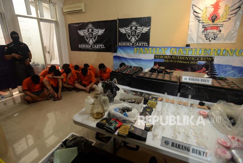 Tersangka beserta barang bukti diperlihatkan saat pengungkapan kasus sindikat narkotika jenis liquid vape di Kelapa Gading, Jakarta Utara, Kamis (8/11).
