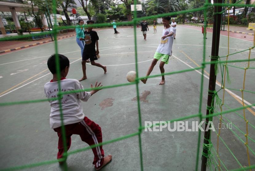 Sejumlah anak bermain sepak bola di Ruang Publik Terpadu Ramah Anak (RPTRA) Borobudur, Jakarta. Sepak bola dinilai bisa menjadi medium untuk melepaskan anak-anak dari kekerasan. Ilustrasi.