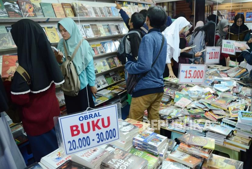 Pengunjung memadati salah satu stand pada pameran Pesta Buku Bandung / Ilustrasi 