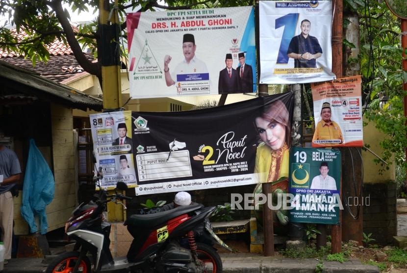 Pemasangan Semrawut. Alat peraga kampanye dipasang secara asal di beberapa wilayah Jakarta Pusat, Rabu (20/2/2019).