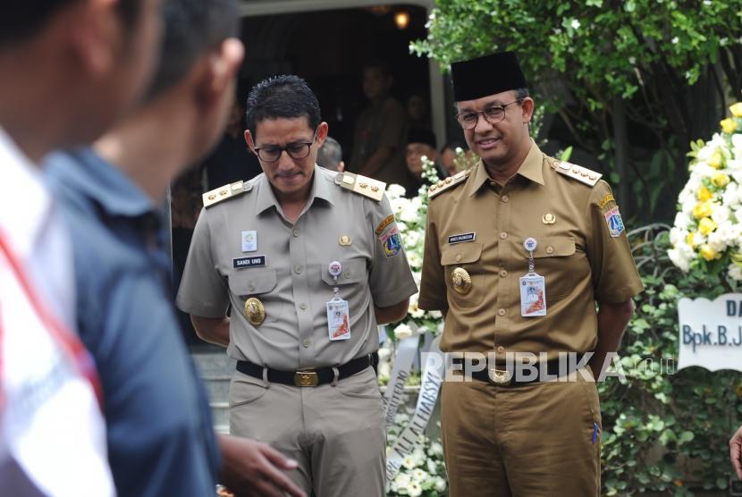 Gubernur DKI Jakarta Anies Baswedan (kanan) dan Wakil Gubernur DKI Jakarta Sandiaga Uno(kiri)