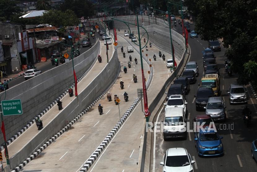 Sejumlah kendaraan melintas di Lintas Bawah (Underpass) Mampang Kuningan saat uji coba di Jakarta, Rabu (11/4).