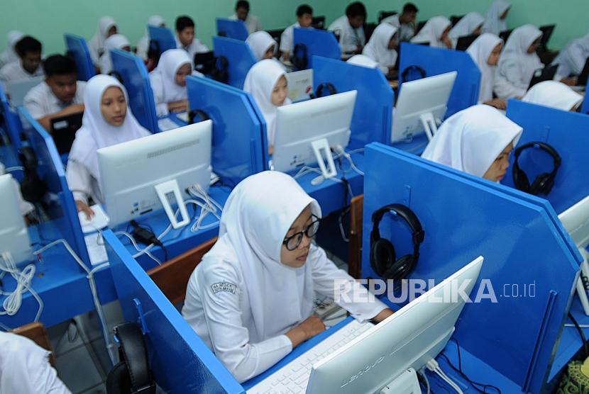 Sejumlah pelajar saat akan memulai pelaksanaan Ujian Nasional Berbasis Komputer (UNBK) di Madrasah Aliyah Negeri 1 Bekasi, Jawa Barat, Senin (9/2).