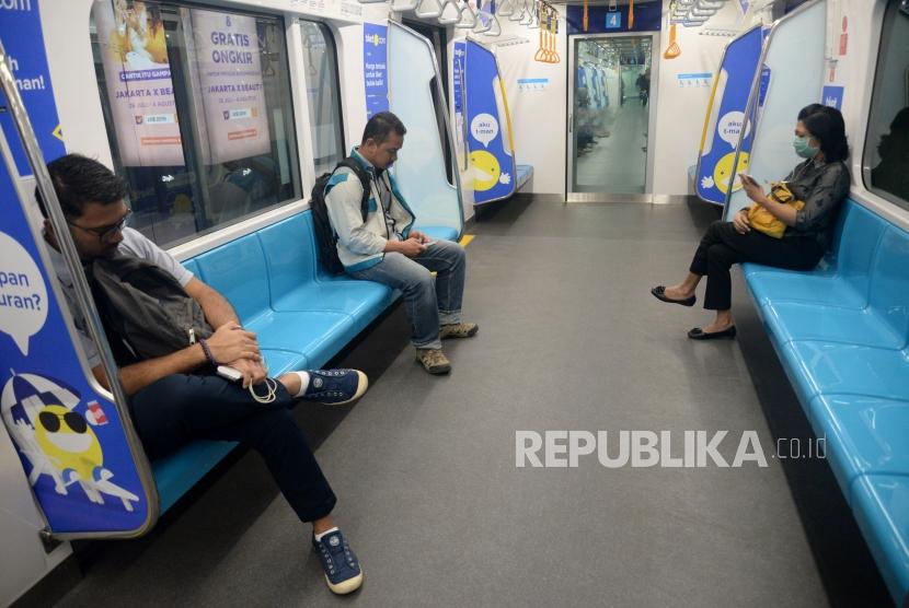 Warga menaiki kereta MRT di Stasiun MRT Bundaran HI, Jakarta
