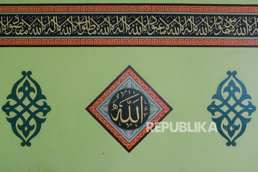 Tulisan kaligrafi di Masjid Jami Tan Kok Liong yang berbentuk kelenteng di Kampung Bulak Rata, Cibinong, Bogor, Jawa barat, Ahad (20/5).