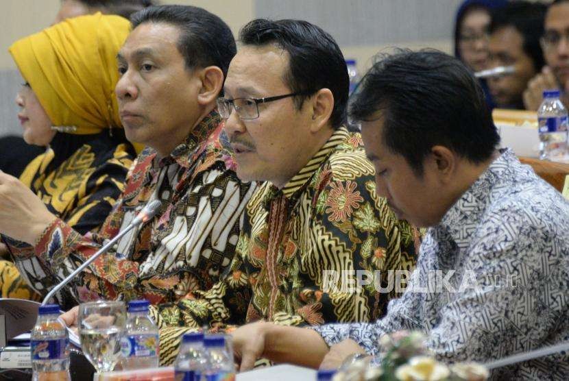 Dirut BPJS Kesehatan Fachmi Idris (kedua kanan) mengikuti rapat kerja dengan Komisi IX DPR di Komplek Parlemen, Senayan, Jakarta, Senin (17/9).