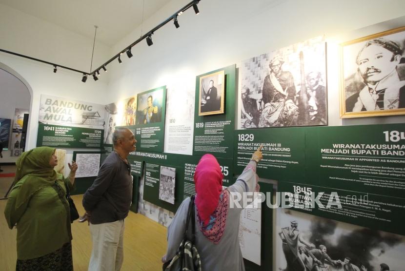 Pengunjung melihat keterangan sejarah Kota Bandung di Museum Kota Bandung, di Jalan Aceh, Rabu (31/10).